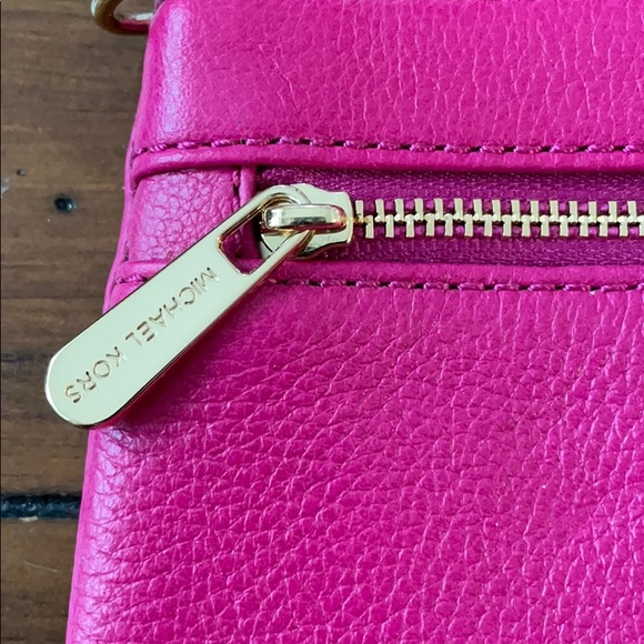 Michael Kors berry pink wristlet - new / no tag - Picture 3 of 5